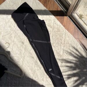Alo Yoga - Black Leggings with Logo and lines Detail